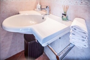 Shower, hair dryer, bidet, towels - Elegant Modern Duplex in the Heart of Sorrento – A Spacious Retreat for up to 8 (Sorrento)
