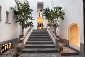 Exterior detail - Elegant Modern Duplex in the Heart of Sorrento – A Spacious Retreat for up to 8 (Sorrento)