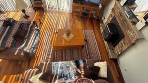 Un salón amplio con un sofá grande, una mesa de centro y un televisor.