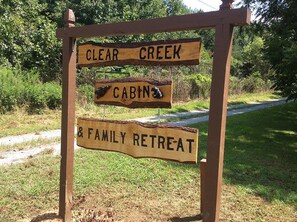 Property grounds - Relax at Clear Creek Family Retreat – Cozy Ellijay Cabin by the Water (Ellijay)