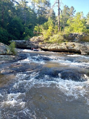 Exterior - Relax at Clear Creek Family Retreat – Cozy Ellijay Cabin by the Water (Ellijay)