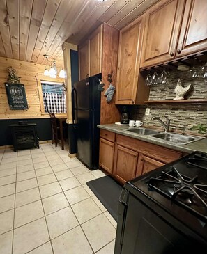 Fridge, microwave, oven, stovetop - Relax at Clear Creek Family Retreat – Cozy Ellijay Cabin by the Water (Ellijay)