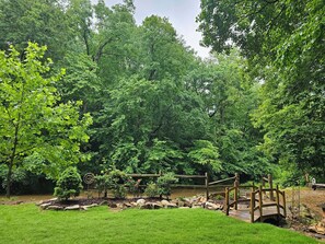 Property grounds - Relax at Clear Creek Family Retreat – Cozy Ellijay Cabin by the Water (Ellijay)