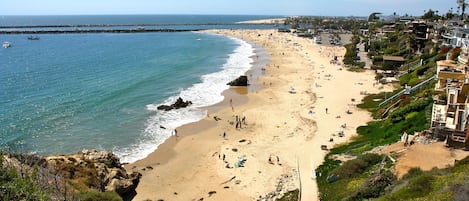 靠近海滩、沙滩椅、沙滩毛巾