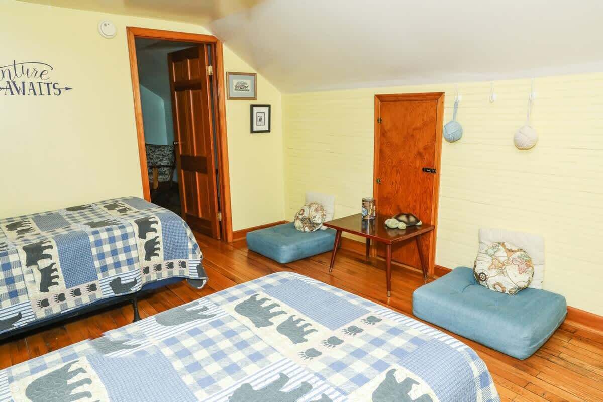 5 habitaciones, tabla de planchar con plancha, wifi y ropa de cama 