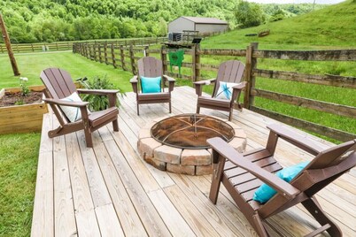 Buffalo Mountain Getaway Cottage - enjoy some time on the farm!