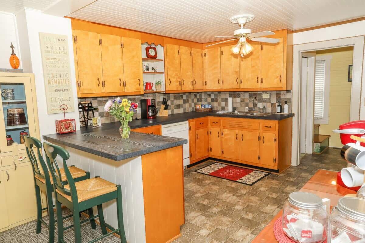 Coffee/tea maker, fridge, microwave, oven