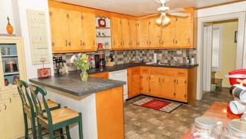 Coffee/tea maker, fridge, microwave, oven