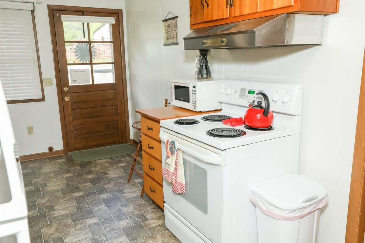 Coffee/tea maker, fridge, microwave, oven