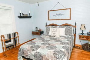 5 bedrooms, iron/ironing board, WiFi, bed sheets