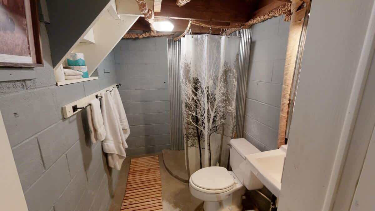 Chuveiro, secador de cabelo, shampoo 