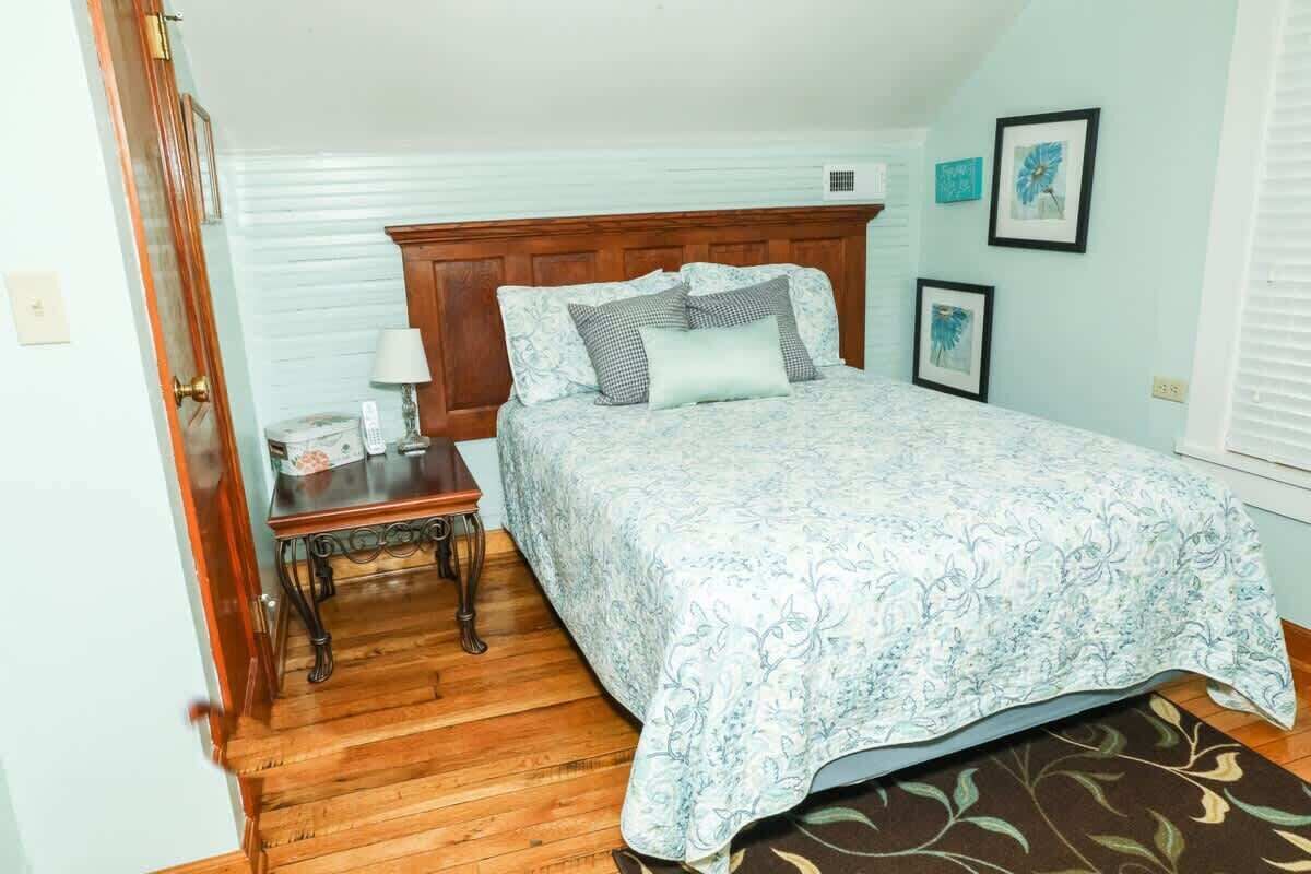 5 bedrooms, iron/ironing board, WiFi, bed sheets