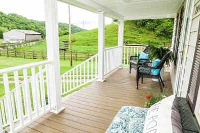 Buffalo Mountain Getaway Cottage - enjoy some time on the farm!
