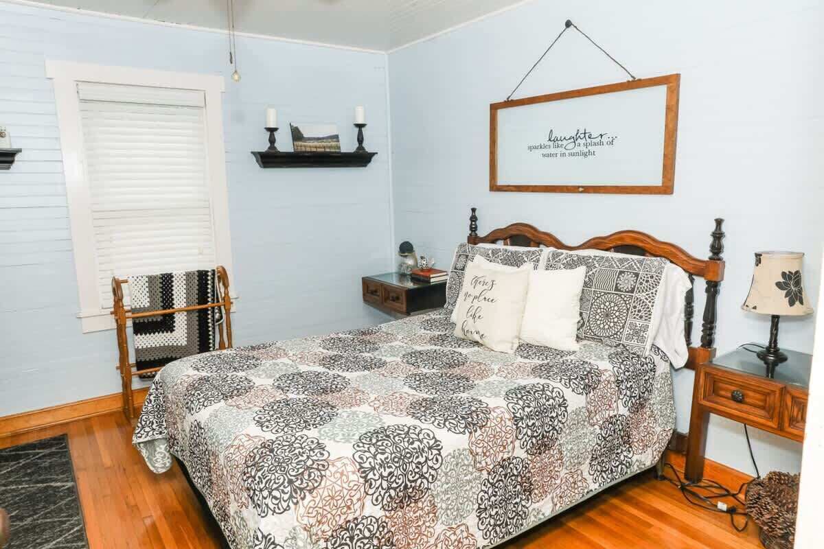 5 bedrooms, iron/ironing board, WiFi, bed sheets