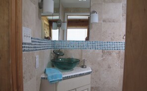 Combined shower/bathtub, hair dryer, towels, soap