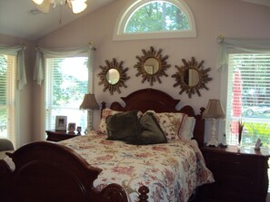 3 bedrooms, iron/ironing board, WiFi, bed sheets - Lakefront Charm - Fun and Romance! (Eufaula)