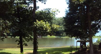 Lakefront Charm - Fun and Romance!