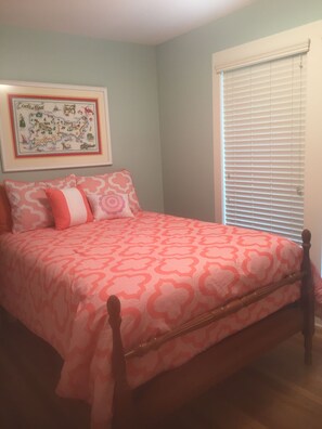3 bedrooms, iron/ironing board, WiFi, bed sheets - Lakefront Charm - Fun and Romance! (Eufaula)