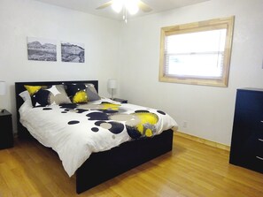 2 chambres, matelas mémoire de forme, bureau, fer et planche à repasser