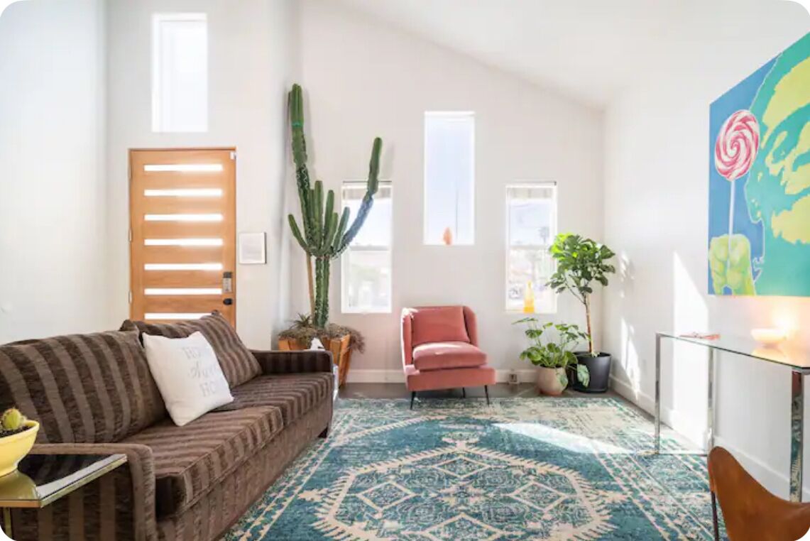 TV connectée, cheminée, lecteur de DVD, baby-foot