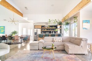 TV connectée, cheminée, lecteur de DVD, baby-foot