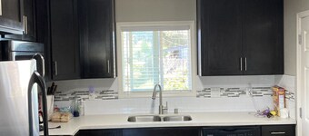 Dog Friendly, Allergen-free 5 minute walk to the bay and eateries