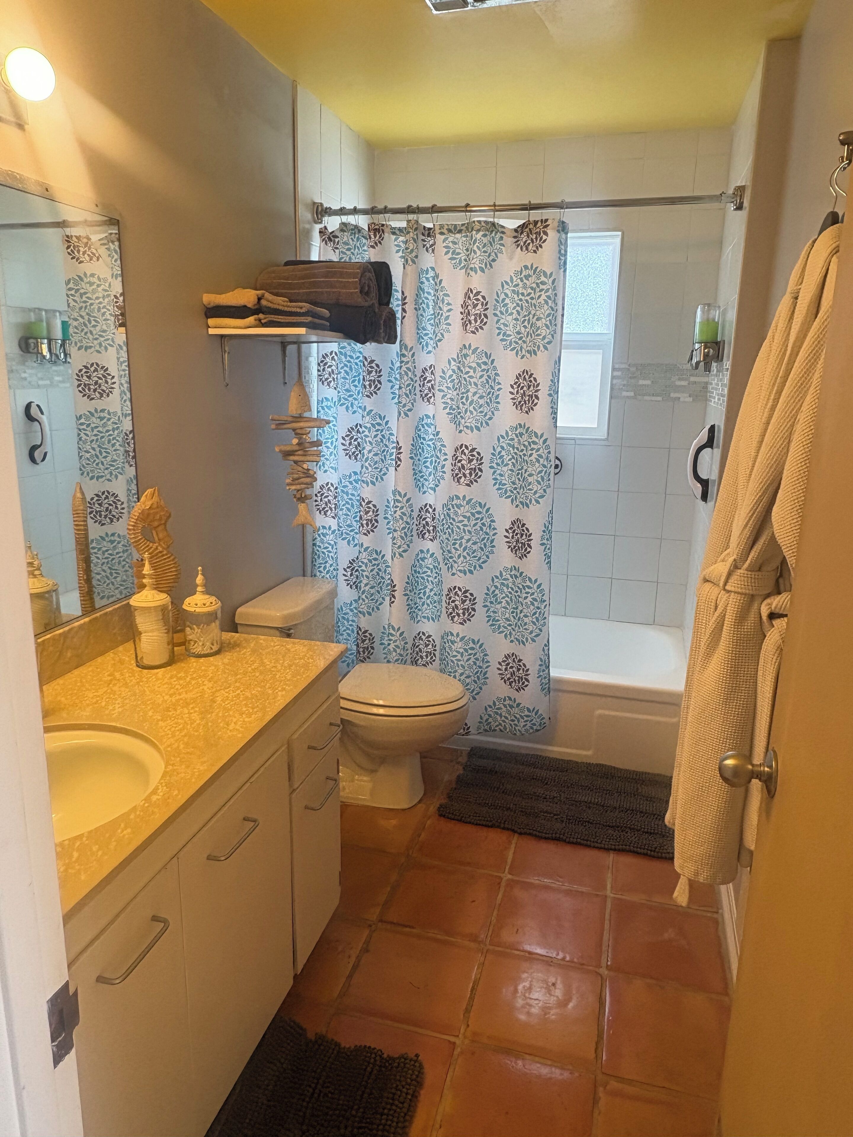Douche, sèche-cheveux, serviettes fournies, savon