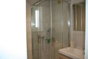 Secador de cabelo, toalhas de banho, sabonete, papel higiênico
