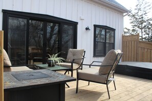 Outdoor dining - Lake Street Carriage House (Prince Edward)