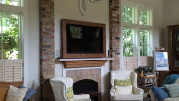 Smart TV, fireplace, DVD player, table tennis