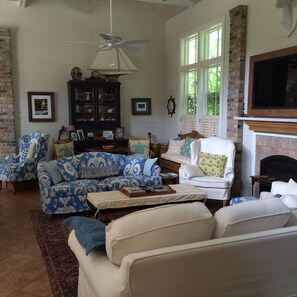 Älytelevisio, takka, DVD-soitin, pöytätennispöytä