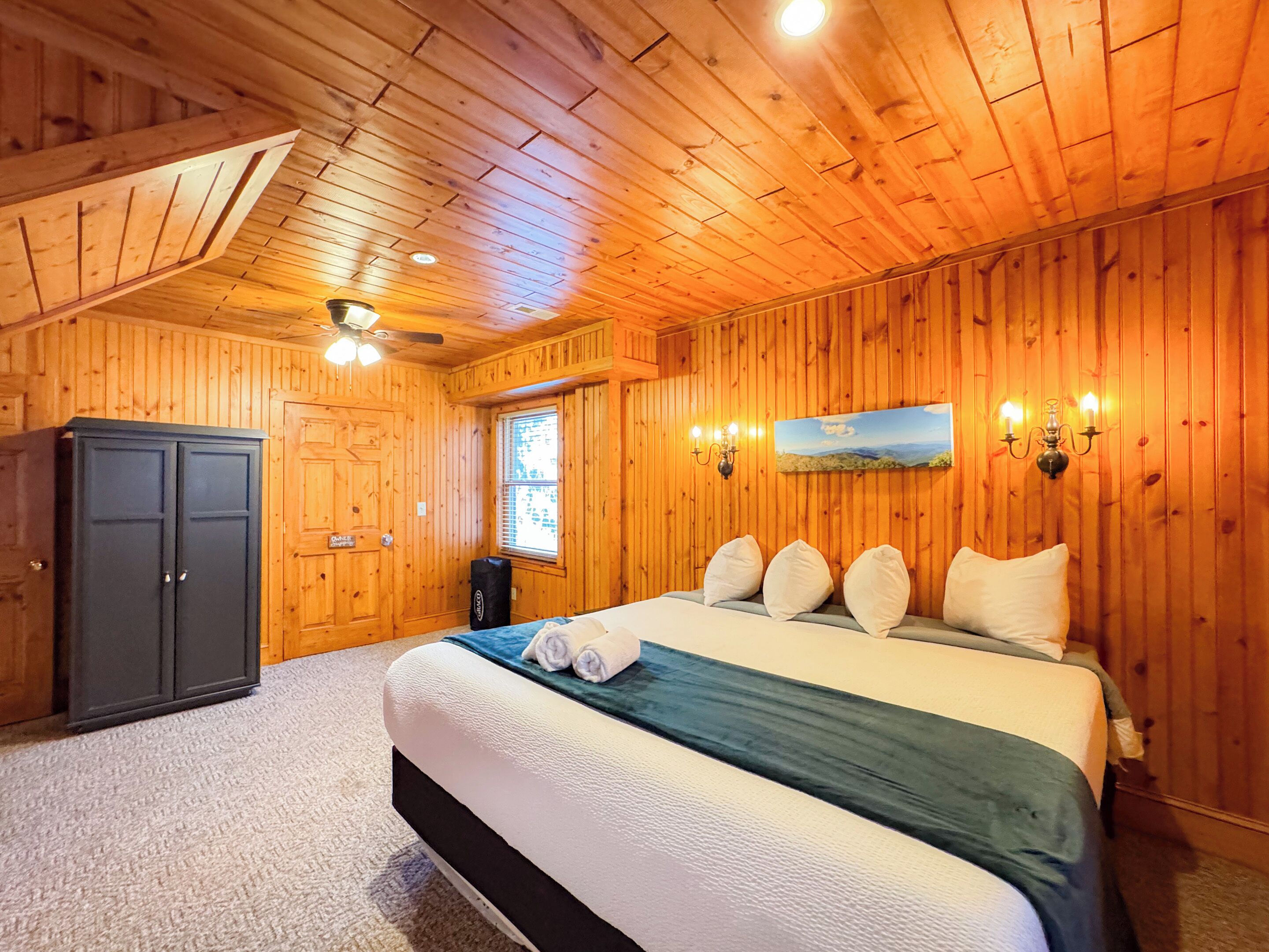 Smoky Mtn 3br Cabin | Hot Tub  Secluded Haven W/ Mountain Views - Cherokee, NC