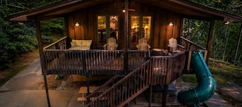 Smoky Mtn 3BR Cabin | Hot Tub • Secluded Haven w/ Mountain Views