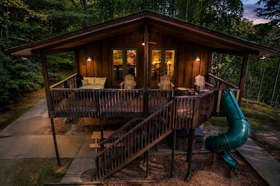 Smoky Mtn 3BR Cabin | Hot Tub • Secluded Haven w/ Mountain Views