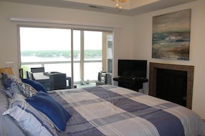 3 bedrooms, in-room safe, iron/ironing board, WiFi - Great view-Screened Deck, Must See! 'TopSider' 3-bed 3-bath (Lake Ozark)