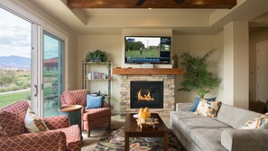 TV, fireplace