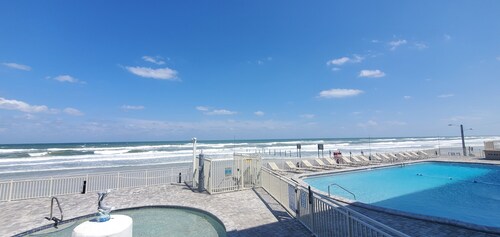 Oceanview Daytona Beach Studio • Off Duty Mermaid • Pool, Sleeps 4 