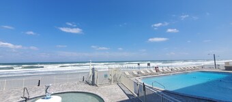 Oceanview Daytona Beach Studio • Off Duty Mermaid • Pool, Sleeps 4 