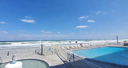 Oceanview Daytona Beach Studio • Off Duty Mermaid • Pool, Sleeps 4
