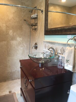 Dusch, hårtork, handdukar och toalettpapper