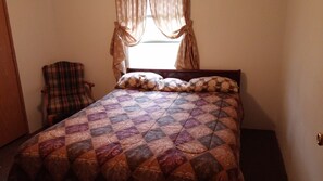 3 makuuhuonetta, silitysrauta/-lauta, vuodevaatteet