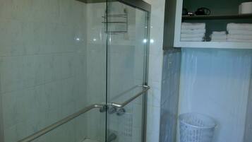 Dusche, Haartrockner, Handtücher, Toilettenpapier