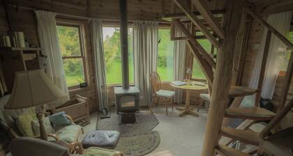 Kierreportaat johtavat mahtavaan makuuhuoneeseen seinästä seinään solmittu mänty.