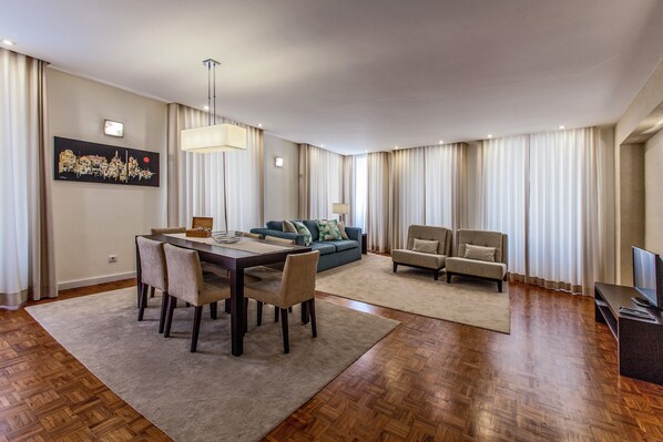 Télévision, lecteur de DVD, livres, imprimantes