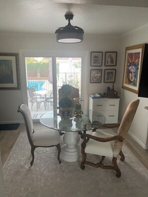 Interior - Location Location! Big Pool 2 bedroom suites plus 3 baths Heart of Bakersfield (Bakersfield)