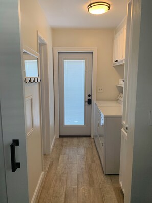 Interior - Location Location! Big Pool 2 bedroom suites plus 3 baths Heart of Bakersfield (Bakersfield)