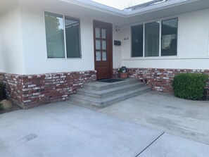 Exterior detail - Location Location! Big Pool 2 bedroom suites plus 3 baths Heart of Bakersfield (Bakersfield)