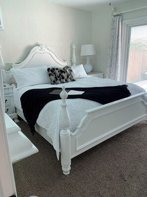 2 bedrooms, iron/ironing board, travel crib, WiFi - Location Location! Big Pool 2 bedroom suites plus 3 baths Heart of Bakersfield (Bakersfield)