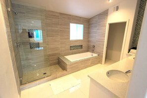 Hair dryer, towels, soap, shampoo - Luxury Mid-Century Modern 5min to Strip + Pool (Las Vegas)