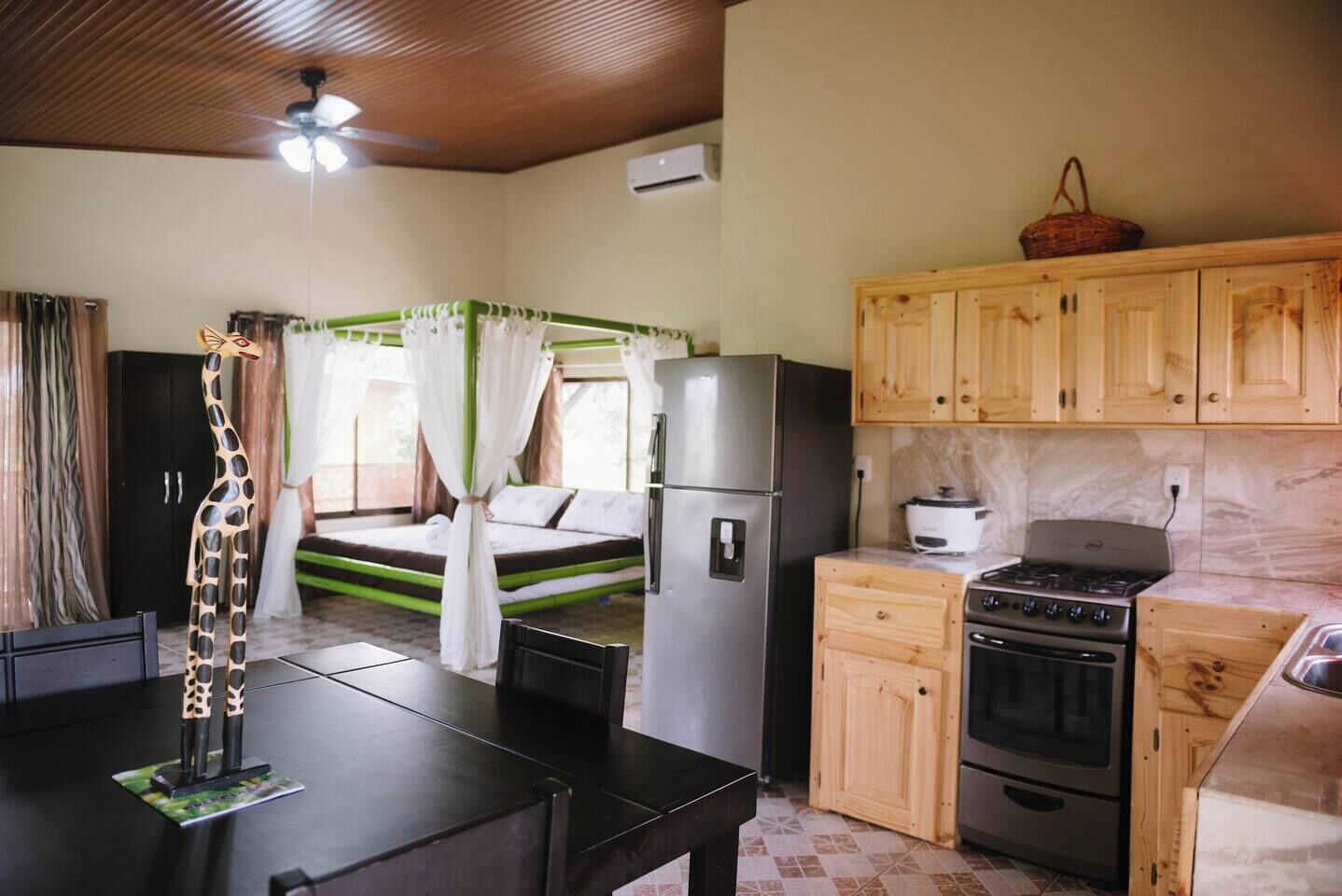 Kjøleskap, mikrobølgeovn, kokeplater og kaffetrakter/tekoker